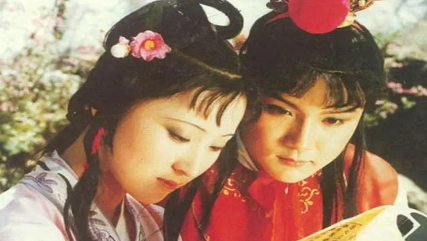 贾宝玉在看到薛宝钗的一段酥臂后，心里在想些什么？