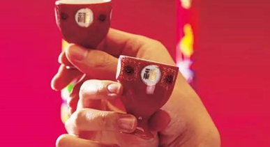 成亲要喝交杯酒的习俗是怎么来的？交杯酒的意义是什么？