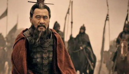 曹操与其他的诸侯不同，他如何打破常规来收买人心？