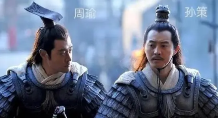 在孙权给予讨虏将军封号时，周瑜为何选择再三婉拒？