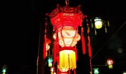 猜完灯谜的贾政回到房中后，为何翻来覆去甚是凄婉？