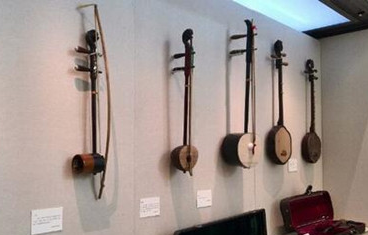 粤剧的伴奏乐器是什么？唱腔分为哪几种？