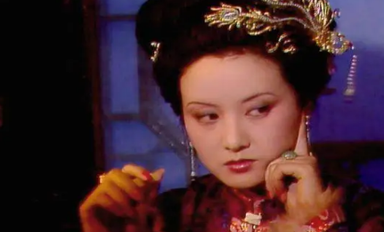 为何说红楼梦中，薛姨妈才是那个心机不断的野心家？