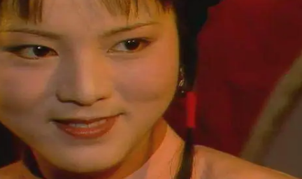 红楼梦中，花袭人如何成了名副其实的“墙头草”？