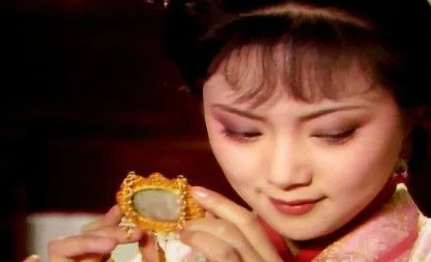 为何薛宝钗在嫁给贾宝玉之前，曾三翻四次诱惑贾宝玉？