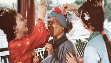 王夫人之所以不待见刘姥姥，原因都在哪三个字里？