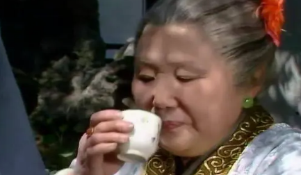 作为掌舵贾府的人，贾母为何始终对贾府的败落不闻不问？