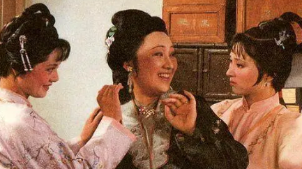 莺儿为什么才是对薛宝钗嫁到贾府的最大帮手？