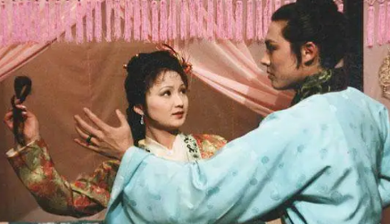 平儿被王熙凤提升为通房丫头后，最本职的工作是什么？