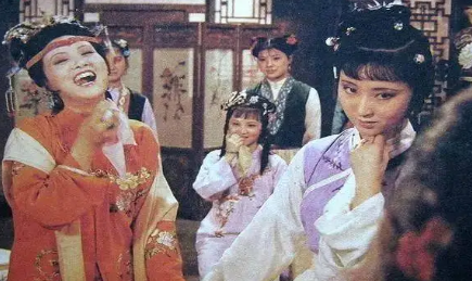 听到含“玉”的名字后，王熙凤的表情为何会突然大转变？