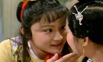 薛宝钗在金钏跳井之后，为何会赶着去给王夫人送安慰？