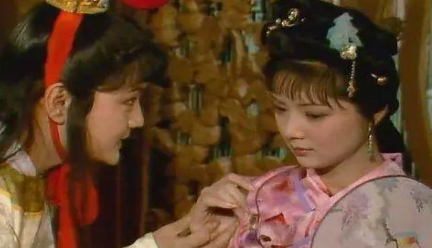 红楼梦中，薛宝钗为何对林黛玉当场说她坏话没有翻脸？