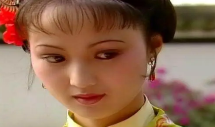 薛宝钗如何在平儿的问答中，让自己的虚伪一面原形毕露？