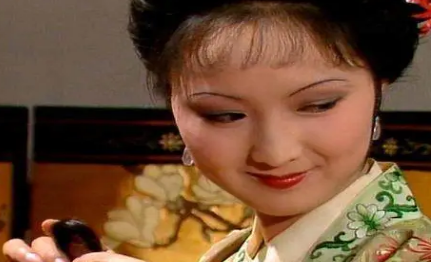 在和王熙凤的对比下，平儿如何爆发不一样的自己？