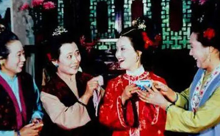 王熙凤为何要从贾母那边，揽下替李纨出份子钱的活？