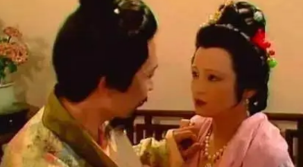 宝珠是间接知晓贾珍内幕的，但她为何能躲过黑手？