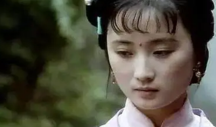 香菱拜师林黛玉时，把薛宝钗的什么本性给暴露出来？