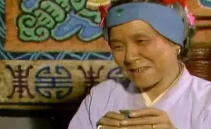 在贾母的茶杯精髓里，她对待林黛玉和妙玉的态度如何？