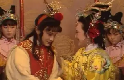 贾元春为什么要选择张道士作为此次还愿的主角？