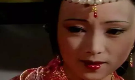 在辈分规矩上，秦钟和姐姐秦可卿走了什么样的道路？