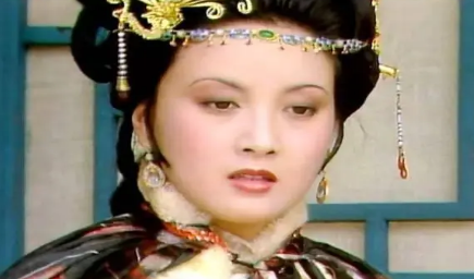 王熙凤和薛宝钗这两个互不理睬的人，如何把矛盾升级？