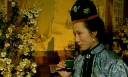 贾母为何只对李纨的寡婶做出如此强硬的留客态度？