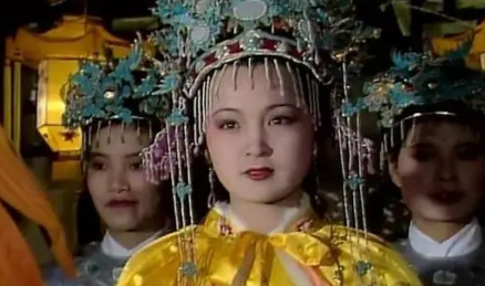 为何说被太监压榨的一年里，是贾元春入宫后最煎熬的？