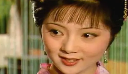 贾宝玉梦中怒骂和尚道士时，薛宝钗为何会当场愣住？