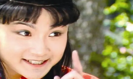 因擦胭脂而和贾宝玉产生人生碰撞的是哪两个女孩？