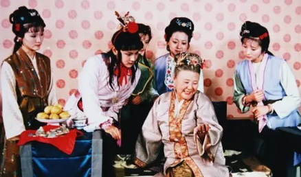 红楼梦中，贾母始终在哪一件事上保持自己绝对的贪念？