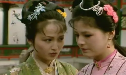 花袭人对王熙凤的好奇主要表现在哪个问题上？