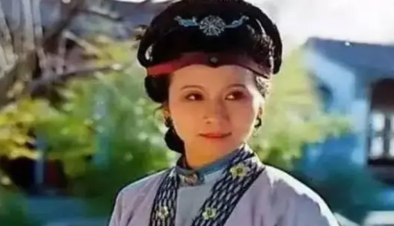 在李纨夸赞王熙凤的那句话里，不经意抖露出了什么？