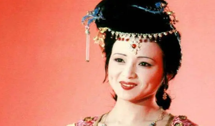 秦可卿想法设法的亲近贾宝玉，真实目的是为了什么？