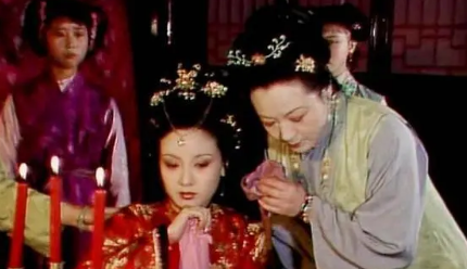 尤氏为什么拦住李纨，不让她为自己打抱不平？