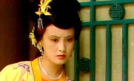 王熙凤生日会上出现的闹剧，为什么贾母会开口认不是？