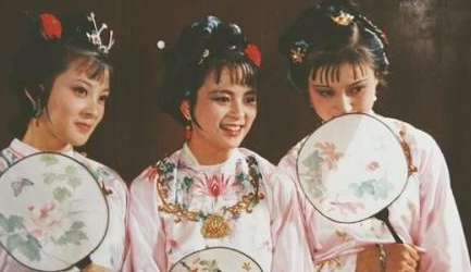 贾探春为何心甘情愿的选择站队薛宝钗，放弃林黛玉？