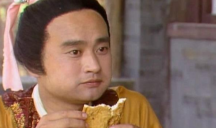 为何说薛蟠外出躲羞后，香菱才有机会和薛宝钗同住？