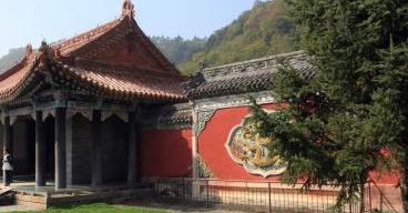 清永陵的建筑布局是按照什么样的风水建造的？