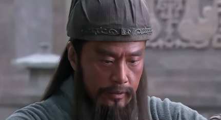 关羽在下邳城破当日，为何直奔一府邸找这家夫人？