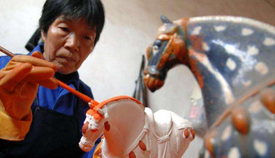 唐三彩的彩绘原料是什么？来自于哪里？