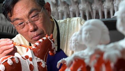 唐三彩的釉料制作与施釉的具体方法是什么？