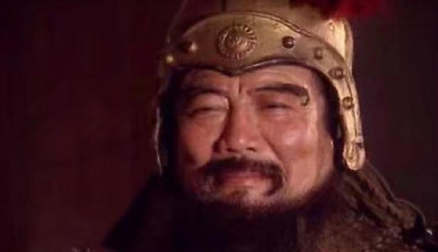 曹操为何不派将，反而支持当时算是无名之辈的关羽？