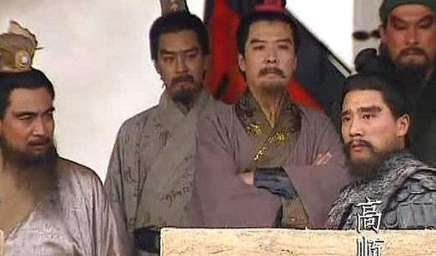 陈宫觉得吕布难成大事想换主时，为何刘备不是首选？