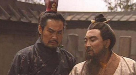 张绣和胡车儿商议的结果，为何是偷戟而不是击杀典韦？