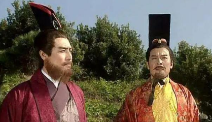 鉴于哪两个不利因素，刘备不得不向孙权提出借南郡？