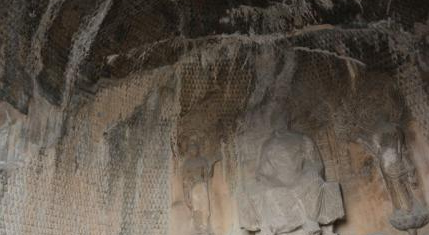 龙门石窟的擂鼓台三洞之一的大万伍佛洞有什么特色？