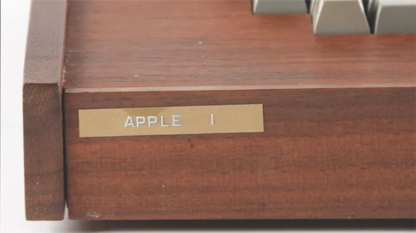 存世仅9台：罕见木盒版Apple-1拍出超337万元高价！远超预期