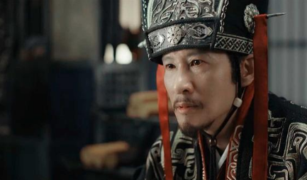 在曹操学狗叫了三声之后，许褚为什么会突然放声大笑？