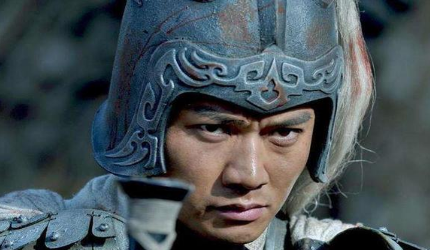 赵云在和周仓交战时，为什么却三枪都刺不死周仓？