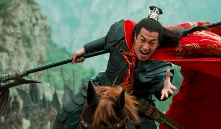 在三国演义中，关羽的赤兔马和青龙偃月刀都被谁占有了？